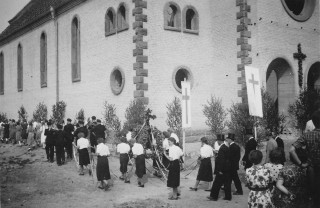 Abb. 7: Beim Richtfest wird die Richtkrone dreimal um die Kirche getragen