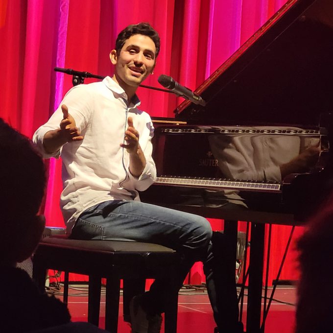 Pianist Aeham Ahmad, früher Damaskus, jetzt Warburg bereichert am Piano die Kulturnacht Schloß Neuhaus